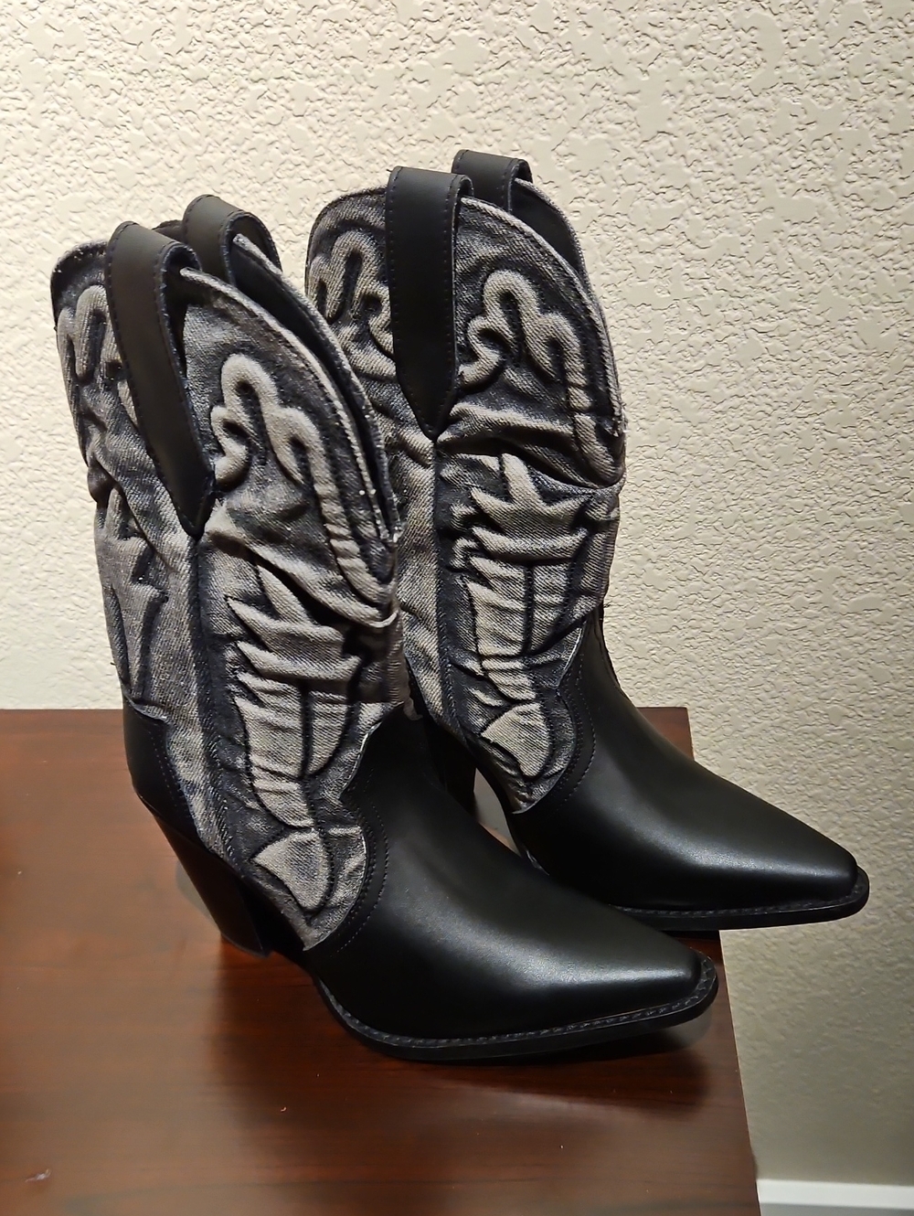 Dingo Boots - Black Tipsy Cowboy Boots - Size Women's 8M
